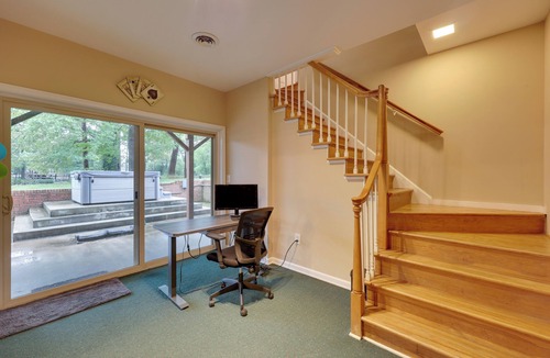 Reedville House | 'River's Edge Retreat’ with Kayaks & River Access!