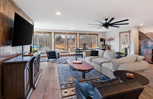 Kalispell House | River's Edge Riverfront with Hot Tub Sauna & Game Room