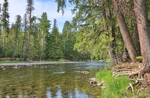 Boundary County Cabin | Riverfront Cabin NO TRAIN HORN, Fenced Gated Yard
