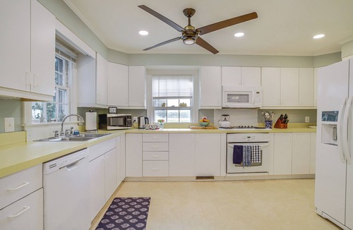Denton House | Riverfront Denton Estate on 7 Acres w/Heated Pool