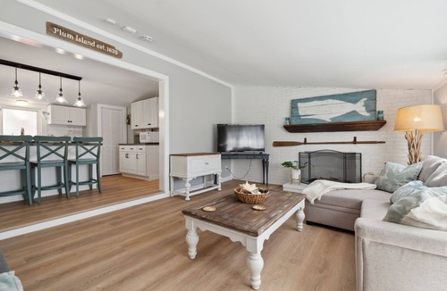 Newbury House | Riverside Retreat Cozy Coastal Cottage Yard