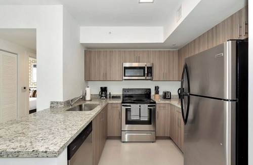 Coral Way Apartment | Roami at Grove 27 | Coconut Grove | 1BR