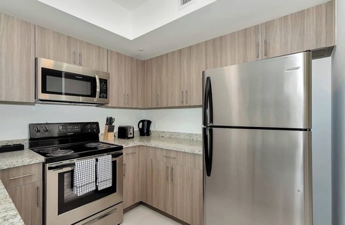Coral Way Apartment | Roami at Grove 27 | Coconut Grove | 1BR