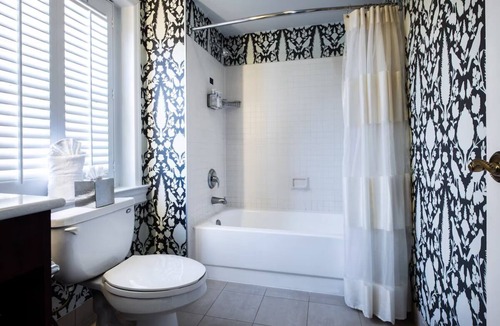 Historic District Hotel | Robert Johnson King | Historic Inns | Near Top Dining & City Attractions