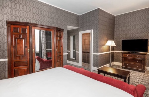 Historic District Hotel | Robert Johnson Townhouse | 0.2mi to Main Street Shops & 0.3mi to Waterfront