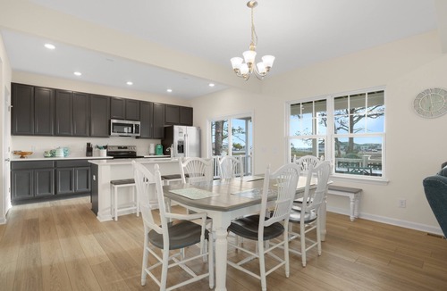 Captain's Cove House | Robert's Retreat | 5BR Marsh Views + Decks, Pools, Golf & Captain's Cove Amenities