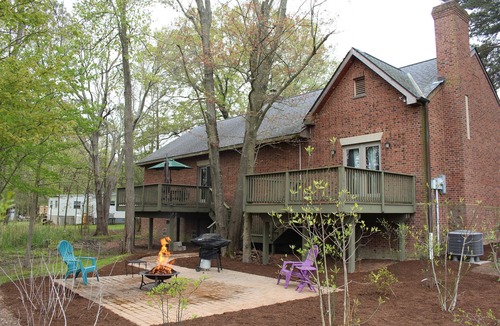 Rock Hall House | Rock N' Reel - near the beach, restaurants, and marinas.