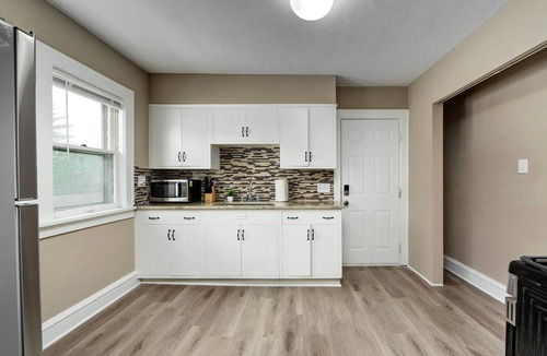 Cleveland Apartment | Rock 'n' Roll Retreat ~ 15 min to Downtown ~ 8 min to Cleveland Clinic