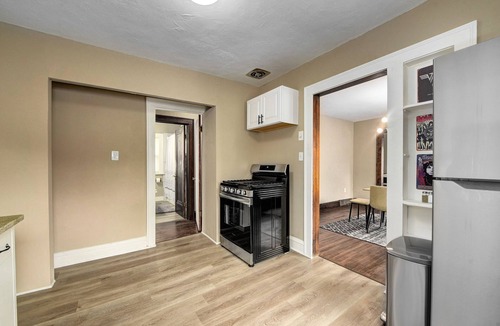 Cleveland Apartment | Rock 'n' Roll Retreat ~ 15 min to Downtown ~ 8 min to Cleveland Clinic