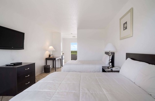 Crisfield Hotel | Rodeway Inn at Somers Cove Marina