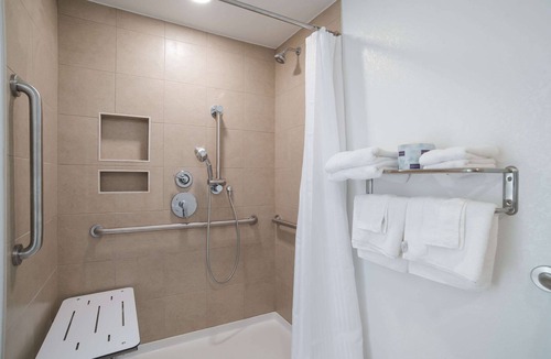 Crisfield Hotel | Rodeway Inn at Somers Cove Marina