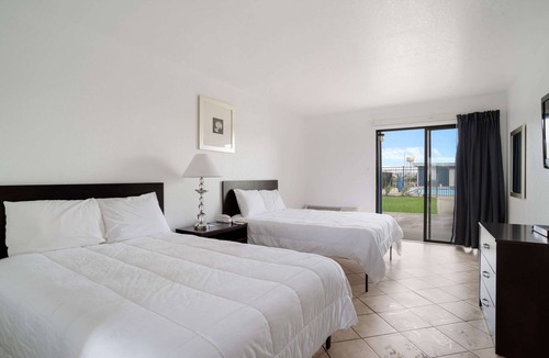 Crisfield Hotel | Rodeway Inn at Somers Cove Marina