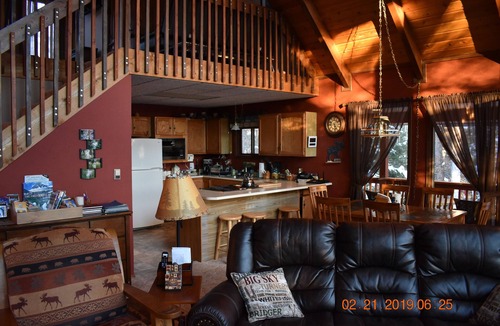 Kalispell Ski Chalet | Romantic, Cedar Chalet, Hot tub, Quiet, Wood Fireplace, Clean, Private