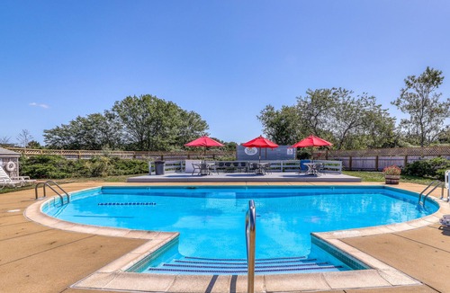 Oak Bluffs Apartment | Romantic condo near the shore with pool & tennis courts