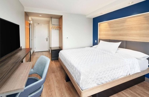 Dania Beach Hotel | Romantic Couple Getaway! | Walk to Marina & Frost Park, Parking, Free Breakfast!