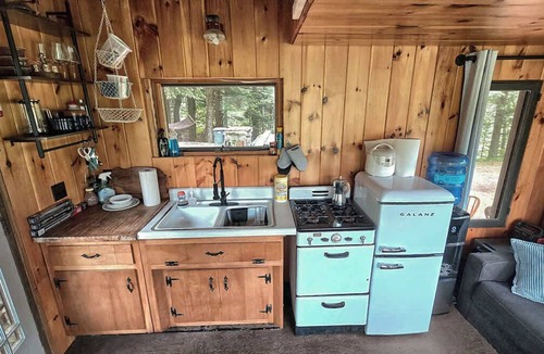 Glenfield Cabin | Romantic dome retreat with private pond
