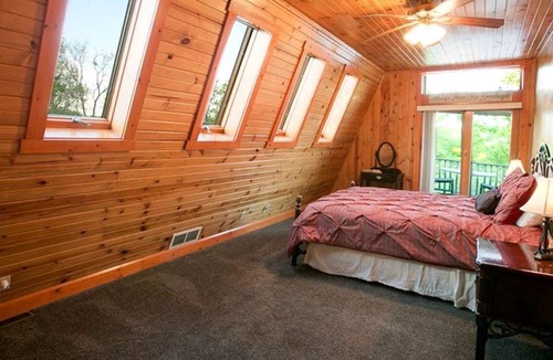 Sugarcreek Cabin | Romantic Forest Cabin with Amazing Private Deck and Spa in Ohio