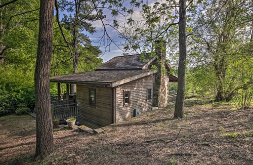 Faber Cottage | Romantic Log Cabin Escape on Delfosse Winery!