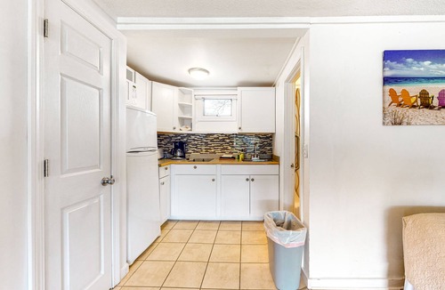 Oak Bluffs Apartment | Romantic seaside getaway with pool & tennis courts - dog-friendly
