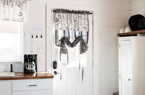 Walnut Creek Cottage | Romantic Vista Cottage - Walnut Creek, walking distance to restaurants, shops.