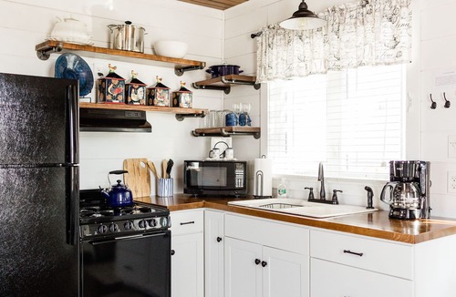 Walnut Creek Cottage | Romantic Vista Cottage - Walnut Creek, walking distance to restaurants, shops.