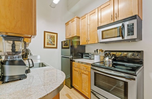 Historic Core Condo | Rooftop Pool & City Views! Long-Term Dtwn LA Stay