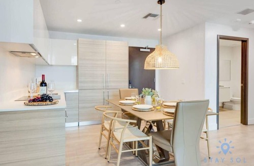 Hollywood Apartment | Rooftop Pool & Hot Tub + Gym|Hollywood Beach