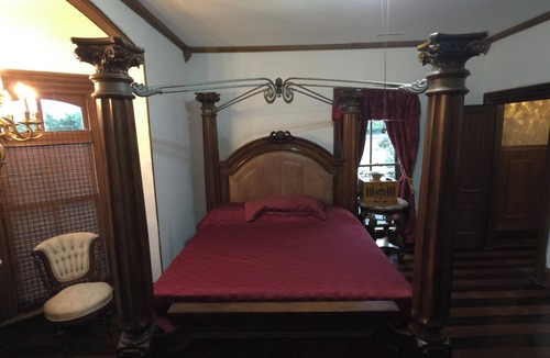 St. Martin House | Room # 1 /Historical Victorian house in serene Bishopville with WiFi, AC
