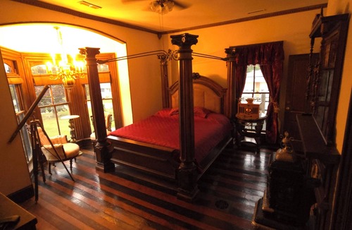 St. Martin House | Room # 1 /Historical Victorian house in serene Bishopville with WiFi, AC