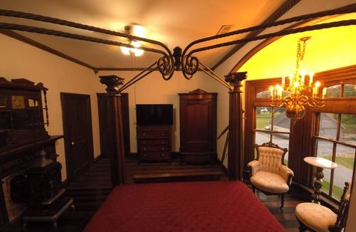 St. Martin House | Room # 1 /Historical Victorian house in serene Bishopville with WiFi, AC