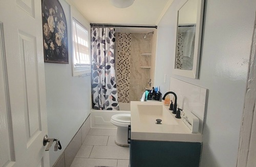 Newark House | Room with Private Bath Near EWR/NYC