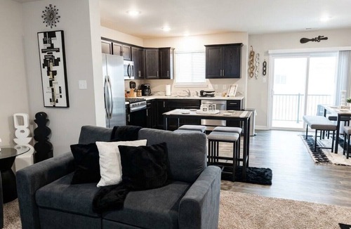 Sandston House | Roomy Getaway: Elevate Your Stay, 6 Mins to RIC!
