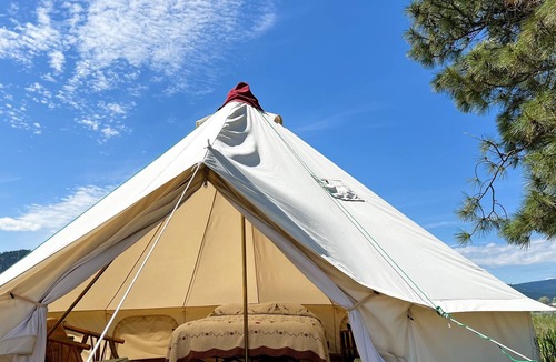 Hot Springs RV Rental | Roomy Red Camp with Access to Outdoor Kitchen