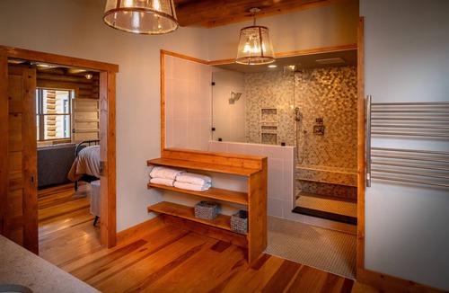 Edray Cabin | Royal Explorer Lodge Ski-in/Ski-Out Slope-side! Snowshoe’s Premier Luxury Cabin