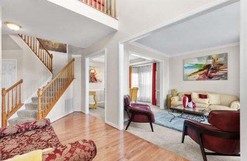East Highland Park House | Royal Retreat Luxurious House with 4 King Beds