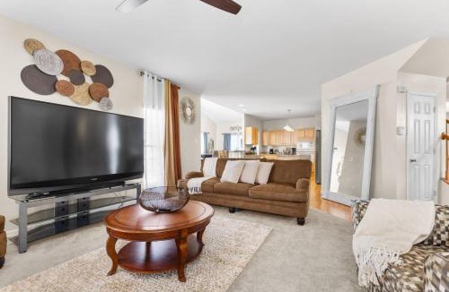 East Highland Park House | Royal Retreat Luxurious House with 4 King Beds