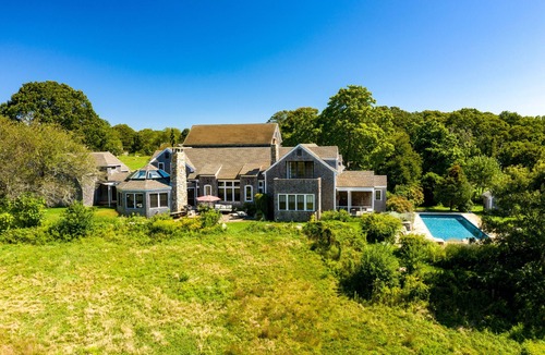 West Tisbury House | Rural Farm Location close to Town