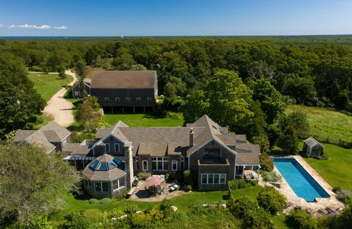 West Tisbury House | Rural Farm Location close to Town
