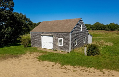 West Tisbury House | Rural Farm Location close to Town