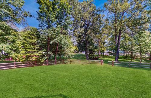Bumpass House | Rustic lakehouse with views, kayaks, Wifi, Central AC & cozy firepit nights
