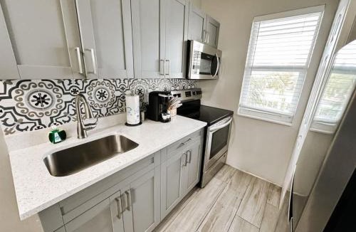 Poinciana Park Apartment | Rustic Retreats Beachy 1BR for 4 guests in the heart of Fort Lauderdale