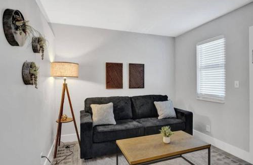 Poinciana Park Apartment | Rustic Retreats Cozy 1BR For 4 Guests In The Heart Of Fort Lauderdale