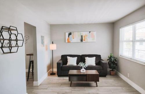 Poinciana Park Apartment | Rustic Retreats Cozy 2BR for 6 guests minutes from Las Olas