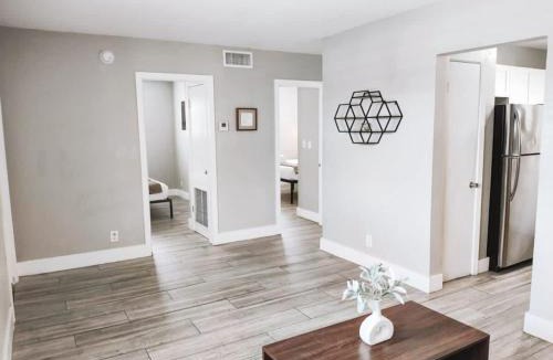 Poinciana Park Apartment | Rustic Retreats Cozy 2BR for 6 guests minutes from Las Olas