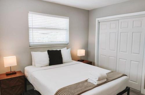 Poinciana Park Apartment | Rustic Retreats Cozy 2BR for 6 guests minutes from Las Olas