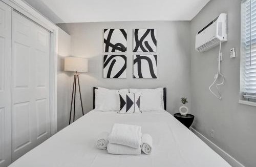 Poinciana Park Apartment | Rustic Retreats Cozy 1BR For 4 Guests In The Heart Of Fort Lauderdale