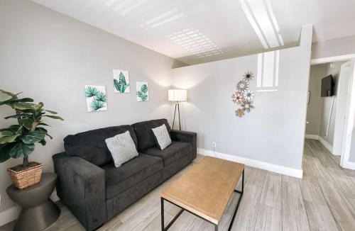 Poinciana Park Apartment | Rustic Retreats Cozy 1BR for 4 guests minutes from Las Olas