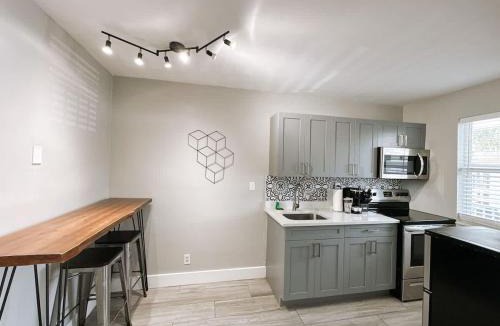 Poinciana Park Apartment | Rustic Retreats Cozy 1BR for 4 guests minutes from Las Olas