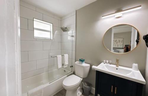 Poinciana Park Apartment | Rustic Retreats Cozy 1BR for 4 guests minutes from Las Olas
