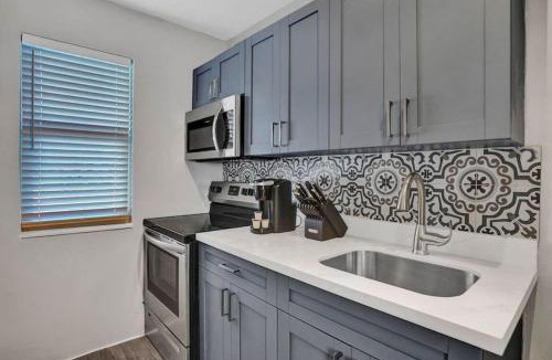 Poinciana Park Apartment | Rustic Retreats Modern 1BR For 4 Guests Minutes From Las Olas